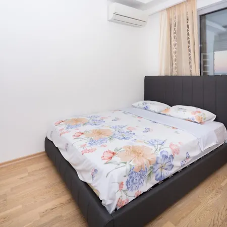 Center Lux 2bdr With Garage Будва